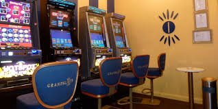 angkajitutoto mobile app home screen showing slot games and live dealer options